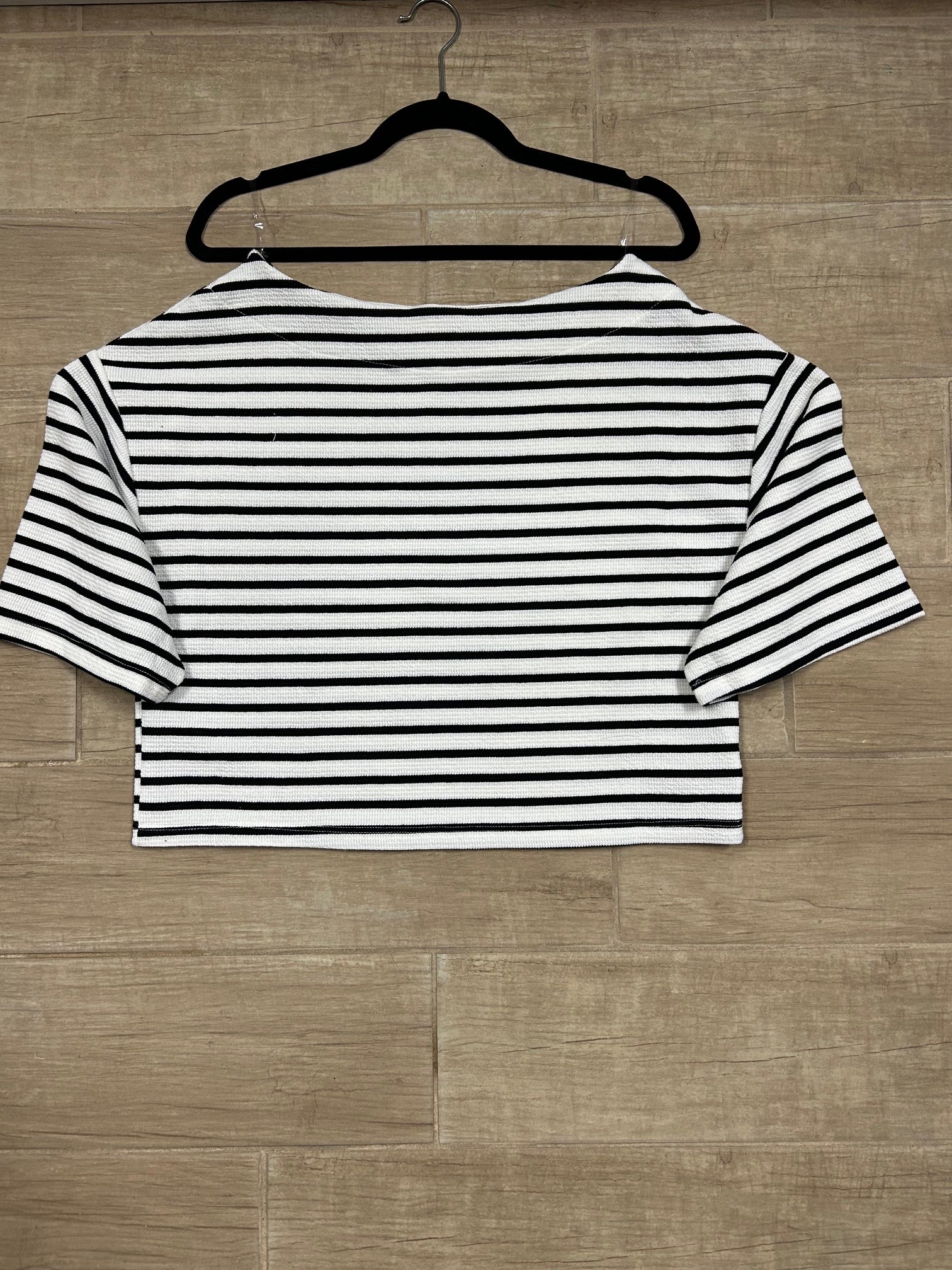 Blk/Wht Crop Top T-42320