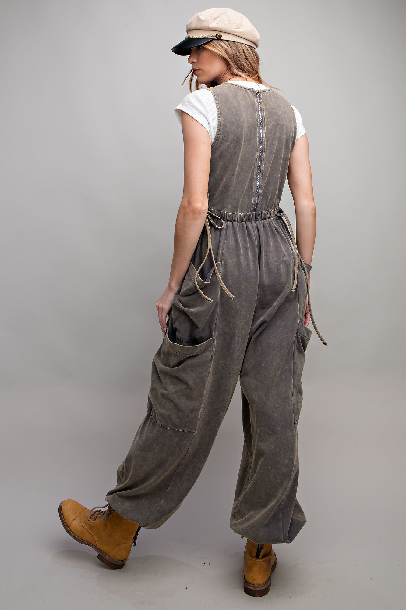 Casual Chic: Sleeveless Washed Cargo Jumpsuit in Ash